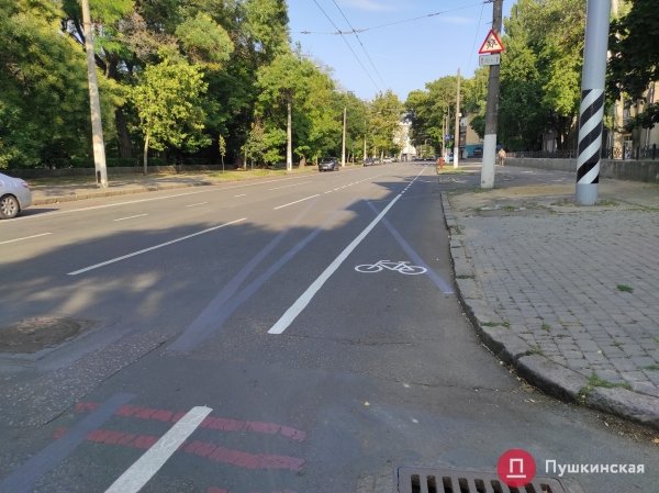 На Пироговской переделали полосу для велосипедистов и продлили ее до проспекта Шевченко. Фото