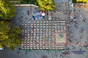 На глазах у туристов: в Одессе массово писали диктант по украинскому языку