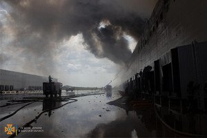 Было много дыма: спасатели рассказали подробности пожара на складах в Нерубайском 
