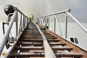 Было много дыма: спасатели рассказали подробности пожара на складах в Нерубайском 