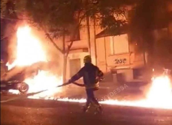 Рано утром в центре Одессы загорелся мусорный контейнер: огонь перекинулся на автомобиль