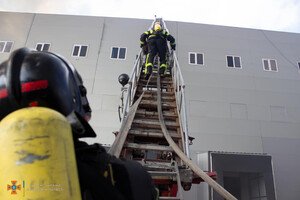 Было много дыма: спасатели рассказали подробности пожара на складах в Нерубайском 