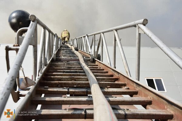 Было много дыма: спасатели рассказали подробности пожара на складах в Нерубайском 