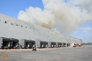 Было много дыма: спасатели рассказали подробности пожара на складах в Нерубайском 