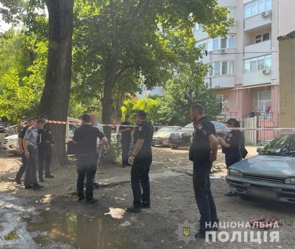 Во дворе многоэтажки в Одессе неизвестный выстрелил в мужчину, введена операция «Сирена». Фото, обновлено