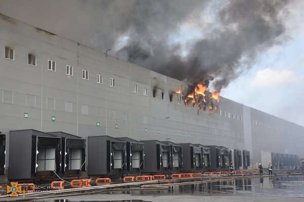 Было много дыма: спасатели рассказали подробности пожара на складах в Нерубайском 