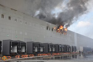 Было много дыма: спасатели рассказали подробности пожара на складах в Нерубайском 