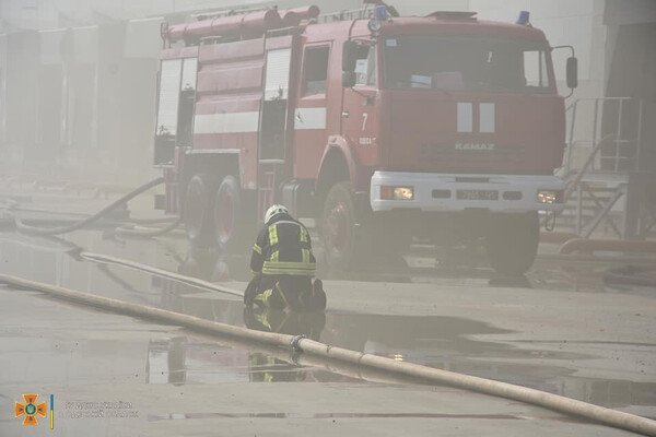 Было много дыма: спасатели рассказали подробности пожара на складах в Нерубайском 