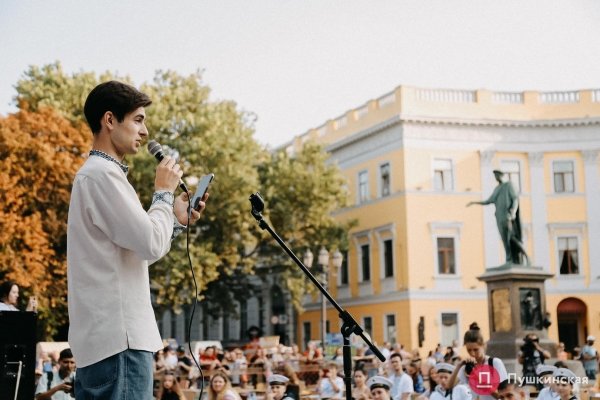 Как на площади у Дюка одесситы писали диктант по украинскому языку. Фото