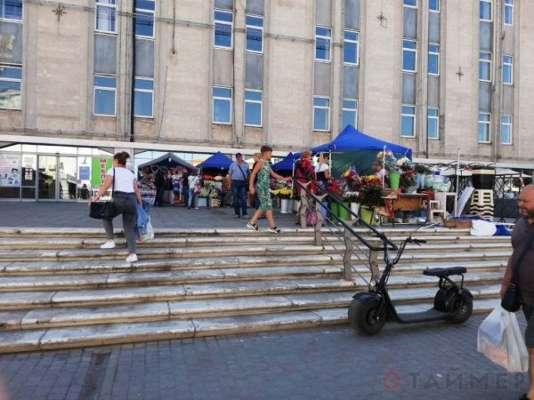 Изгнанные с Екатерининской цветочники не исчезли, а просто немножко подвинулись 