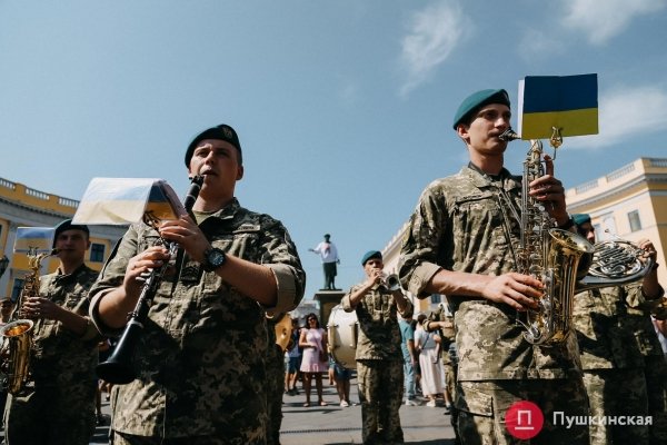 Над Потемкинской лестницей развернули 30-метровый флаг Украины. Фото