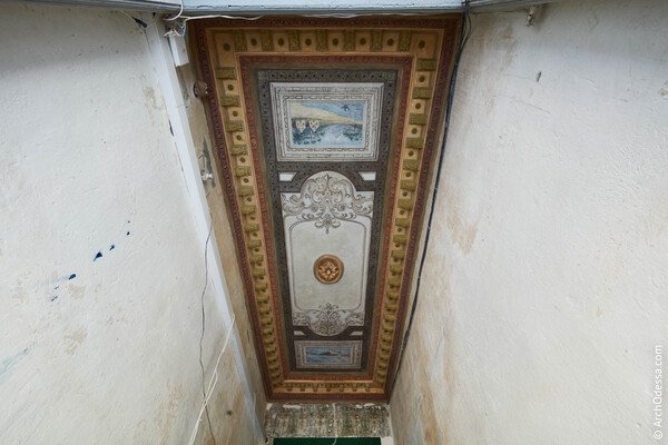 Очень красиво: в историческом доме Одессы восстановили потолочную роспись 