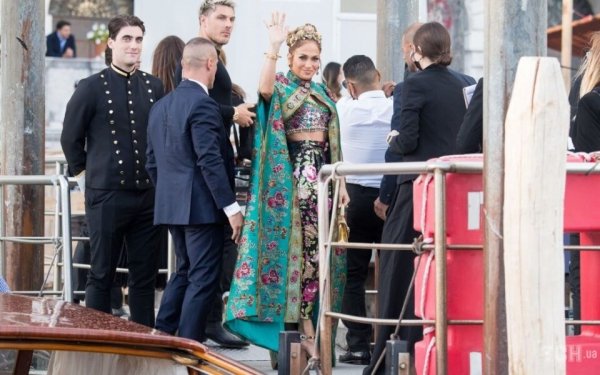 Дженнифер Лопес оконфузилась на показе Dolce & Gabbana из-за бирки
