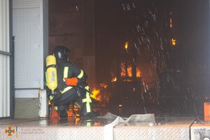 Было много дыма: спасатели рассказали подробности пожара на складах в Нерубайском 