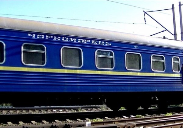 На Первой Заставе фура врезалась в поезд и отлетела на автомобили: дорога перекрыта (обновлено)