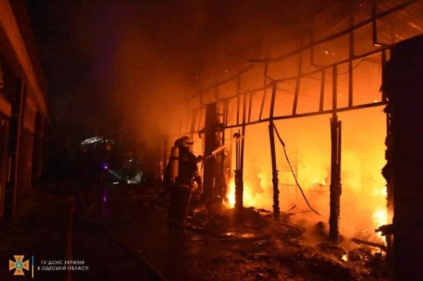 Ночью в Одессе сгорел магазин «Конфискат»: огонь тушили более 2 часов. Фото