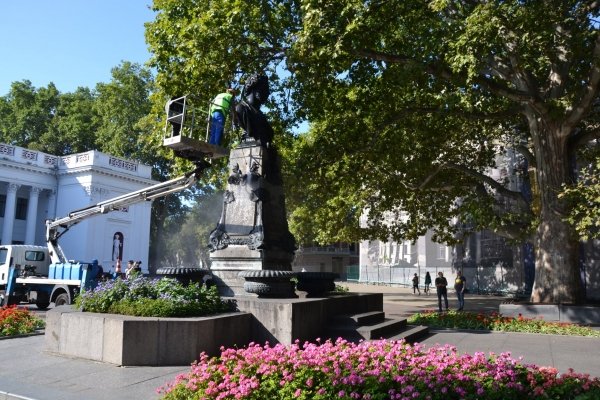 Коммунальщики устроили генеральную уборку в центре Одессы