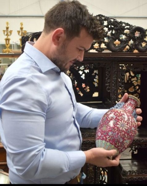 Ваза, яка припадала пилом у будинку 40 років, продана на аукціоні майже за 800 тисяч доларів