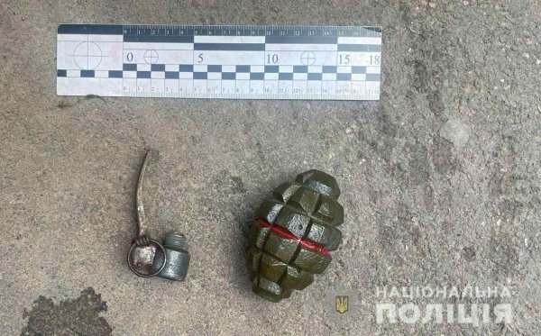 В Одессе мужчина принес на школьный стадион гранату и угрожал ею. Видео