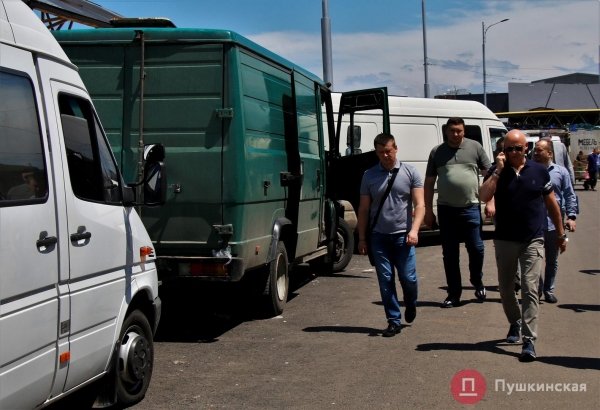 Планы мэрия прогнать грузовики с обновленного Новощепного ряда внутрь «Привоза» пока не осуществятся