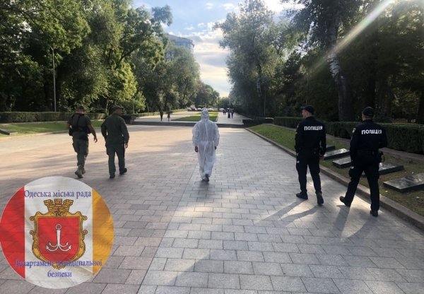 В Одессе остановили голого мужчину, который сидел у «вечного огня». Фото