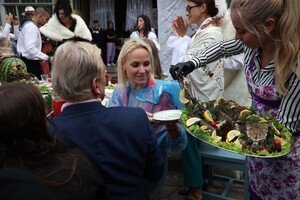 Богатый стол, песни и танцы: как на Молдаванке День города отмечали