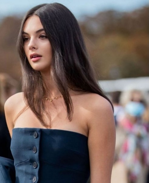 17-летняя дочь Моники Беллуччи восхитила внешностью на показе Dior