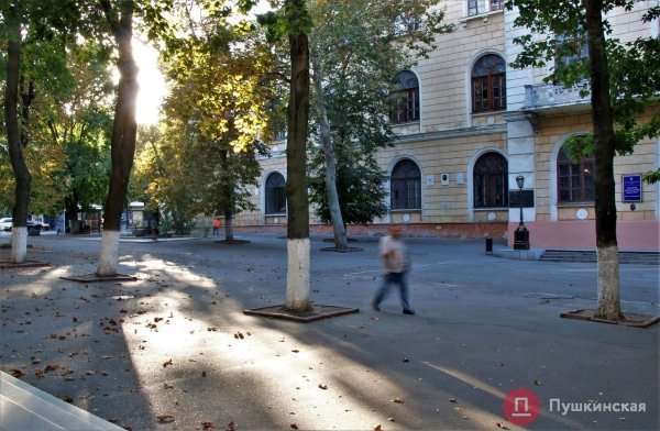 Не самый убитый тротуар в центре Одессы «закатают» в тротуарную плитку за 2,3 миллиона. Фото