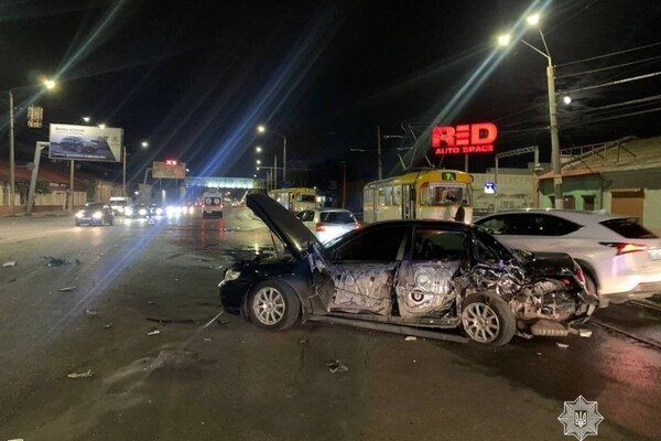 На большой скорости врезался в три авто: на Пересыпи произошло ДТП с пострадавшими