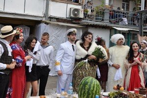 Богатый стол, песни и танцы: как на Молдаванке День города отмечали