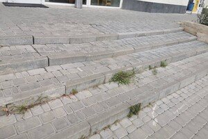 Неизвестно, чем закончится: около высотки на Таирова начала проваливаться земля