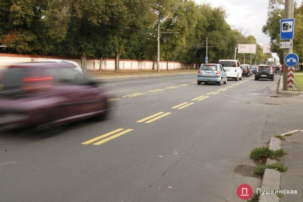 На Люстдорфской дороге появилась, но пока не заработала «реверсивная» разметка. Фото