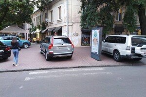 Штрафы не напугали: свежая фотоподборка наглых водителей в Одессе