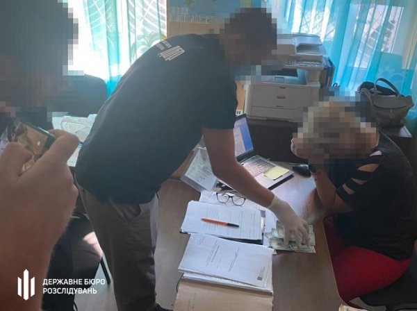 Сотрудница одесской миграционной службы оценила гражданство Украины в тысячу долларов