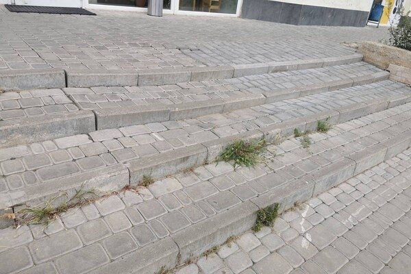 Неизвестно, чем закончится: около высотки на Таирова начала проваливаться земля