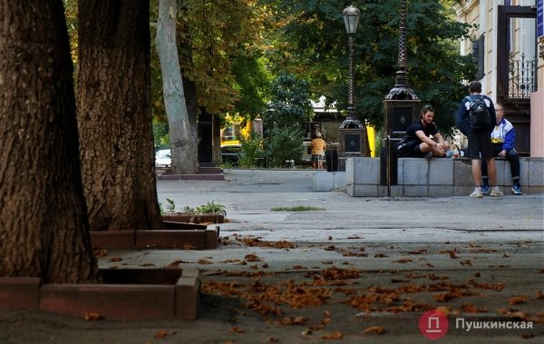 Не самый убитый тротуар в центре Одессы «закатают» в тротуарную плитку за 2,3 миллиона. Фото