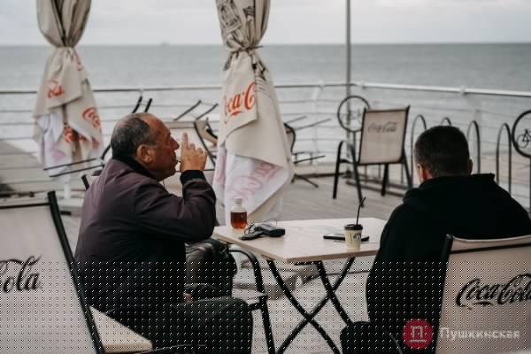 Из лета в глубокую осень: как Одесса и одесситы первые холода встречают. Фоторепортаж