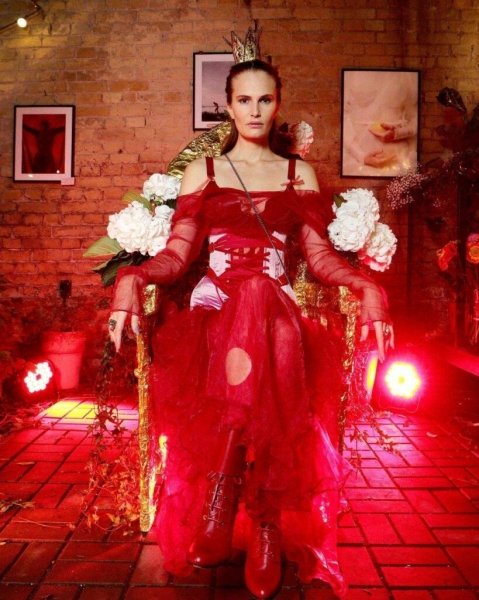 Алла Костромичева позировала в эффектном корсете