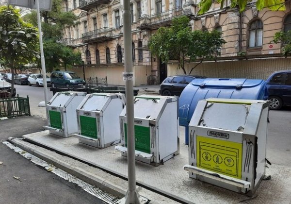 Подземные рядом с наземными: на Гоголя установили новые мусорки, а старые не убрали