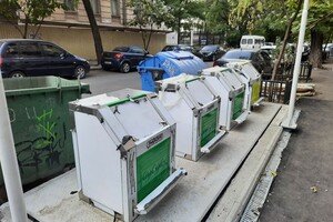 Подземные рядом с наземными: на Гоголя установили новые мусорки, а старые не убрали