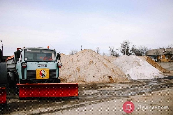 Больше соли, меньше песка, но без спецреагентов: в мэрии рассказали, чем зимой будут чистить улицы Одессы