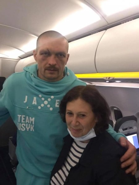 Усик зробив ексклюзивний подарунок Ілону Маску і повернувся до Києва