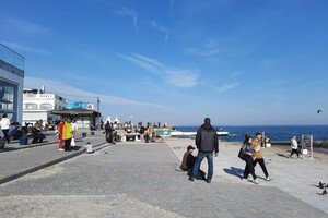 В Одессе снова лето: отдыхающие заполонили пляж "Ланжерон"