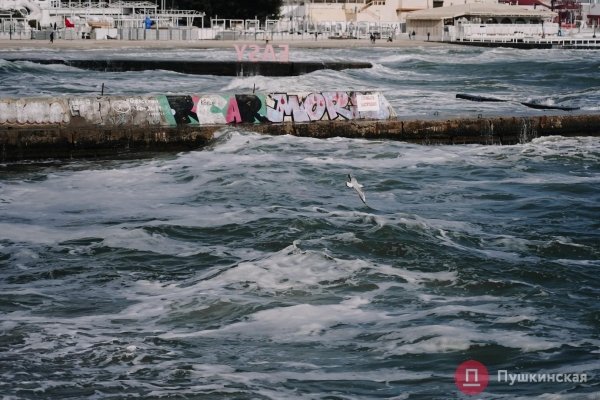 Взволнованное море под ярким солнцем: как побережье Одессы встретило первый шторм. Фоторепортаж