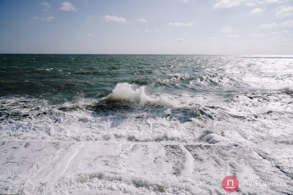 Взволнованное море под ярким солнцем: как побережье Одессы встретило первый шторм. Фоторепортаж