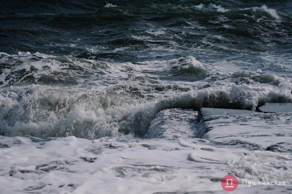 Взволнованное море под ярким солнцем: как побережье Одессы встретило первый шторм. Фоторепортаж