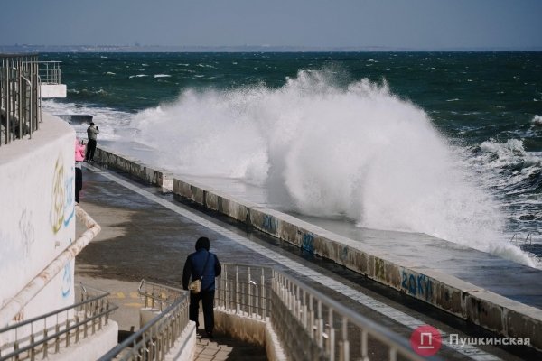 Взволнованное море под ярким солнцем: как побережье Одессы встретило первый шторм. Фоторепортаж
