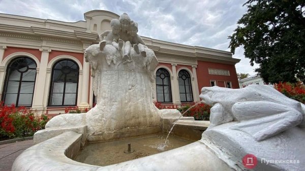 Ребенку-скульптуре в самом центре Одессы вернули ступню, но ремонтировать весь памятник пока не будут