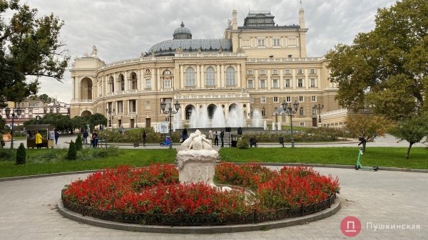 Ребенку-скульптуре в самом центре Одессы вернули ступню, но ремонтировать весь памятник пока не будут