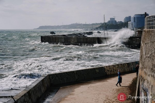 Взволнованное море под ярким солнцем: как побережье Одессы встретило первый шторм. Фоторепортаж